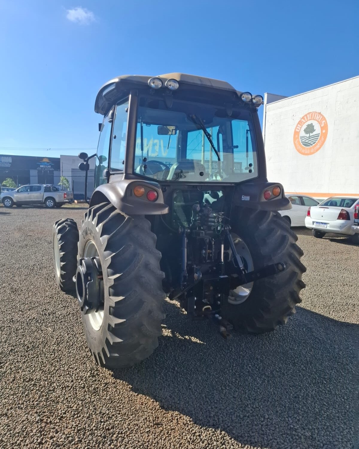 Trator revisado no pátio da Agro Motors